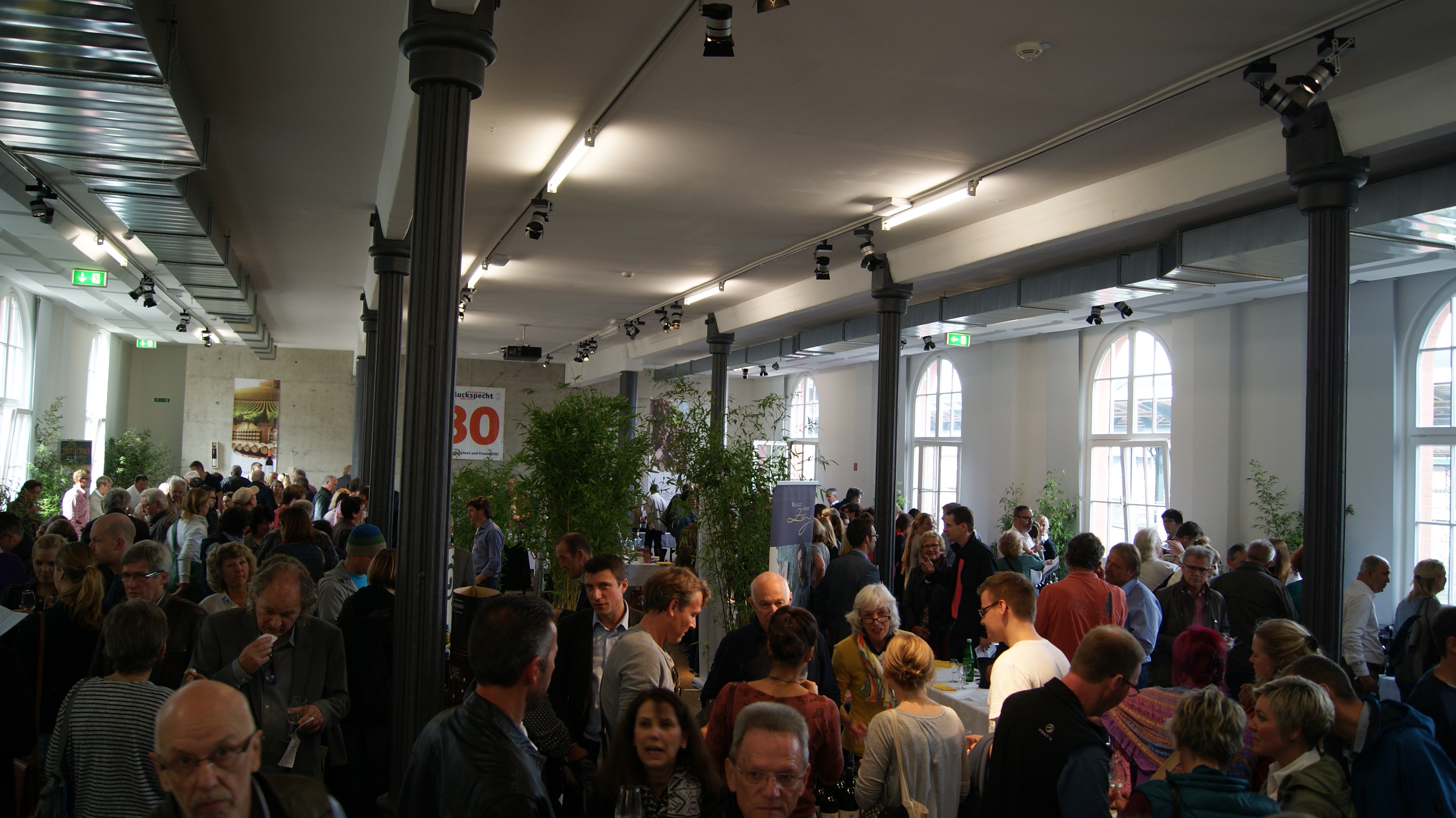 Dekoratives Bild Hausmesse | denkmalgeschützter Saal mit Besuchern