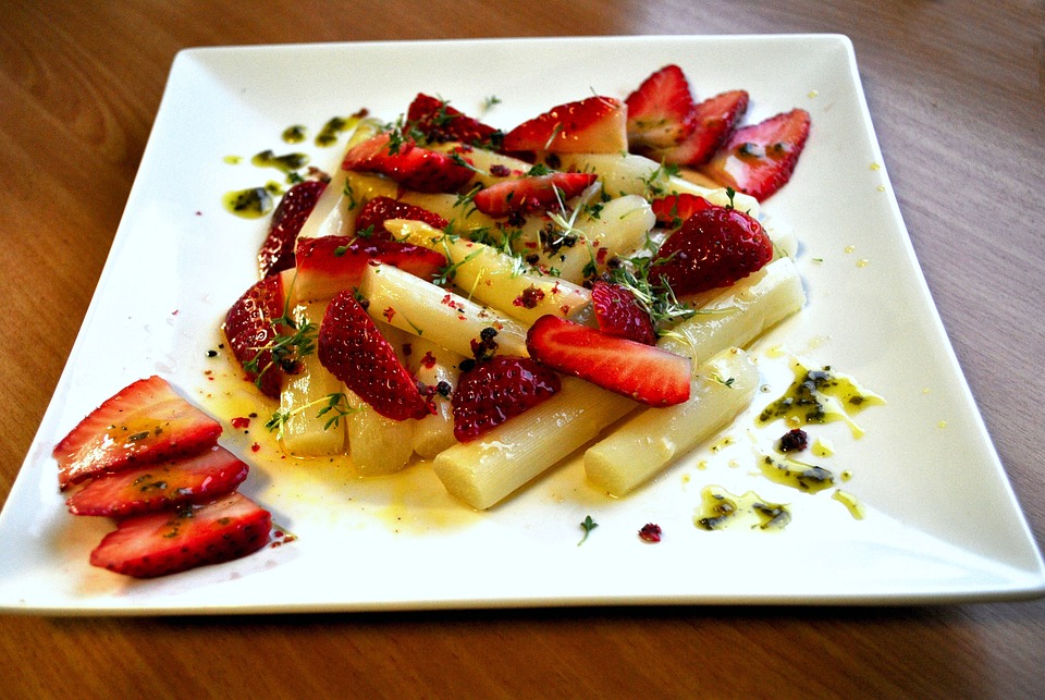 Dekoratives Bild Weinprobe | rechteckiger Teller mit Spargel-Erdbeer-Salat