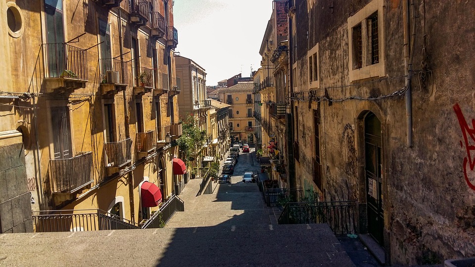 Dekoratives Bild Weinseminar | Süditalienische Gasse mit Balkonen