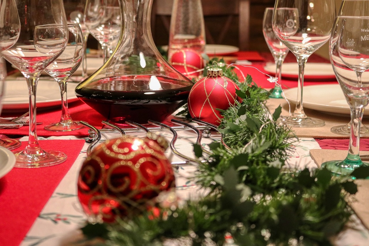 Dekoratives Bild Weinprobe | Weihnachtlich gedeckte Tafel mit Christbaumkugeln und Tannengrün