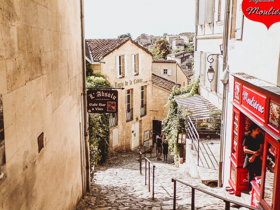 Dekoratives Bild Weintalk | steile Gasse in St. Emilion